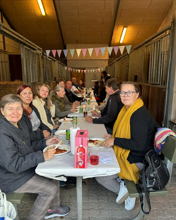 Frokost i stalden under sommervimpler